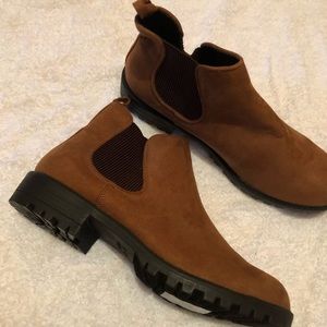 SIZE 8 CHELSEA BOOTS